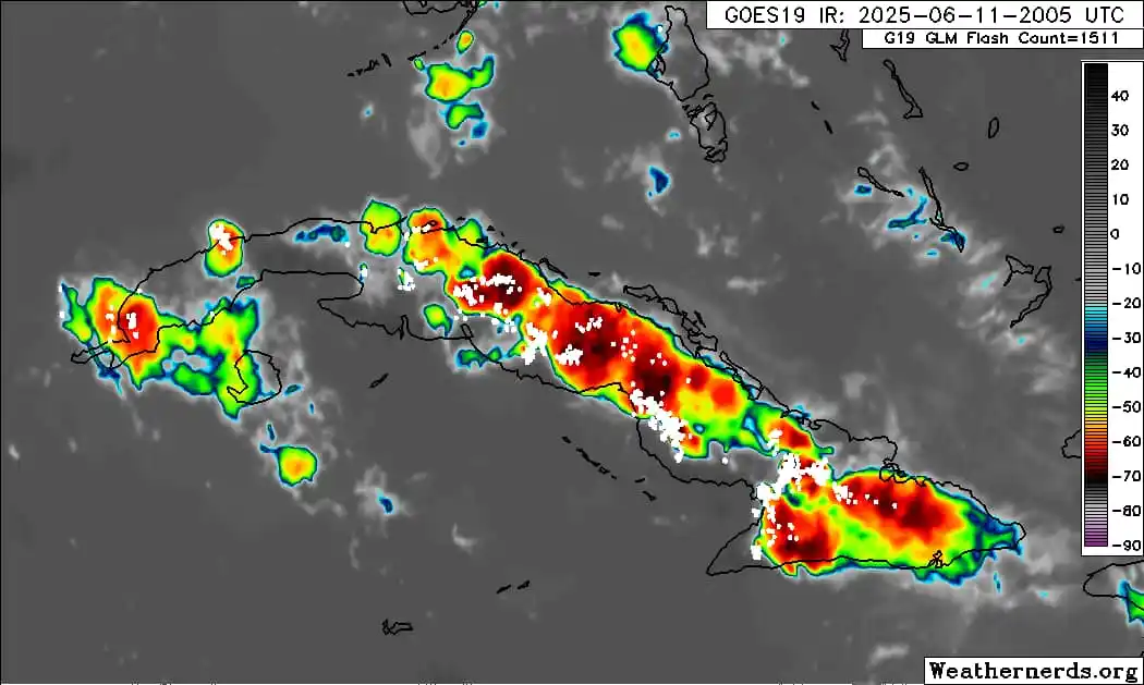 Image from Vigilancia Tropical ✅: 🕐11/6/2025 4:20pm ☔🌧️⛈️Tenemos muchos núcleos convectivos con la pre...