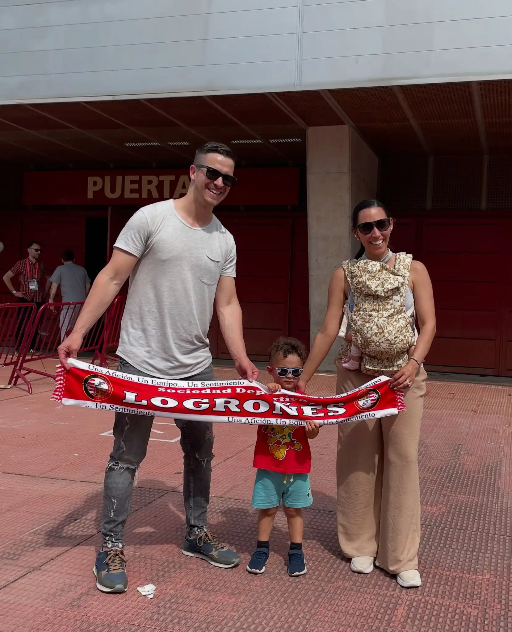 Image from S.D. Logroñés: ¡La familia Smith tampoco se quiere perder la fiesta del Logroñés! 😇 ...
