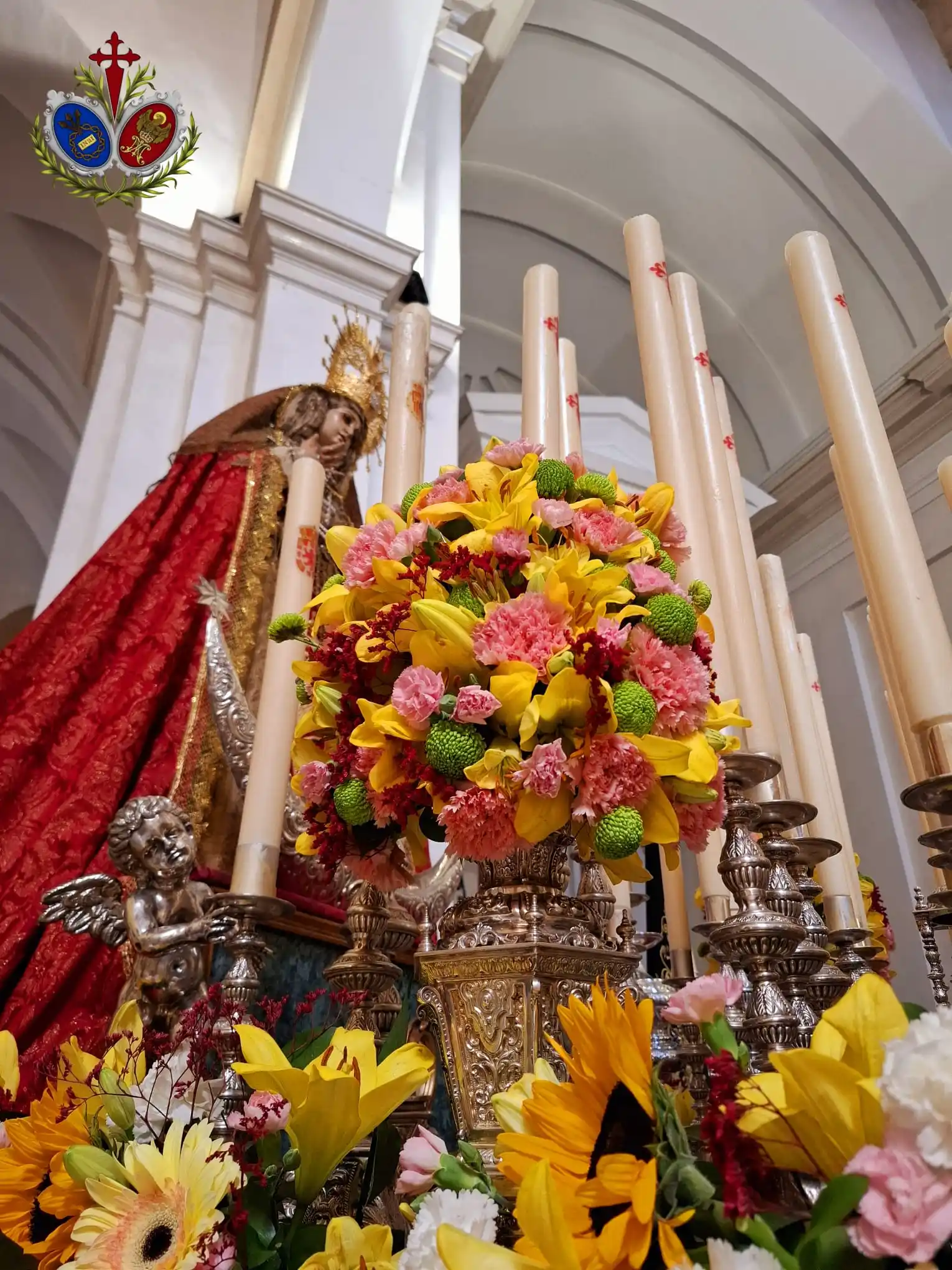 Image from Las Penas De Santiago 🔴⚫: 🔴⚫ 𝐌𝐀𝐘𝐎𝐑𝐃𝐎𝐌𝐈𝐀 || El exorno floral de Maria Santísima de la ...