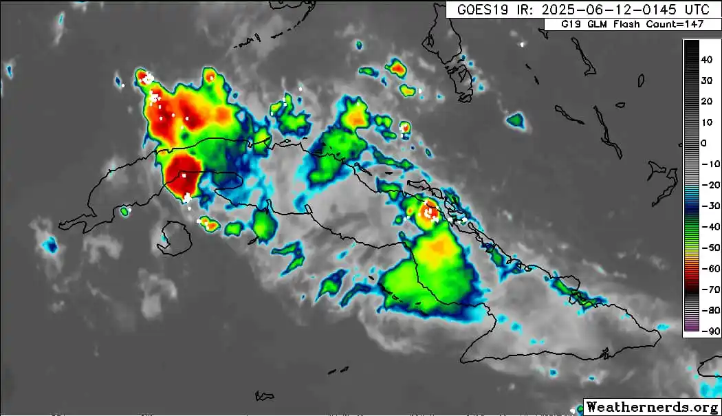 Image from Vigilancia Tropical ✅: 📌Una vaguada superior con representación hasta los niveles medios de ...