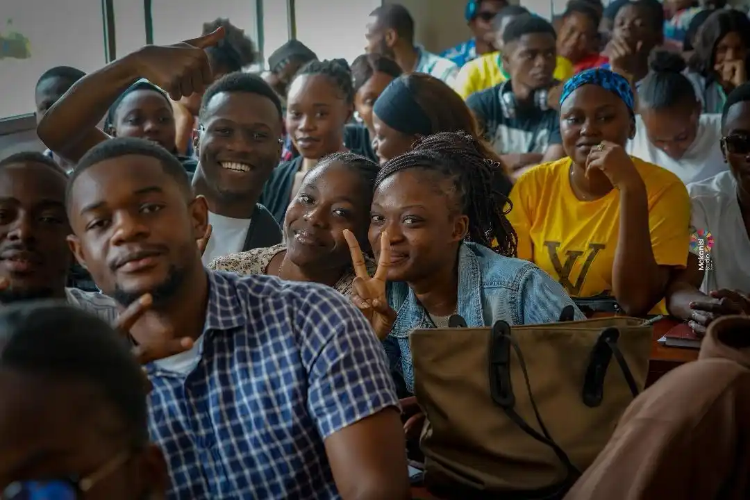 Image from MAKANISI STUDIO: Ce regard, ce sourire, ce geste de paix… tout en dit long sur l'énergi...