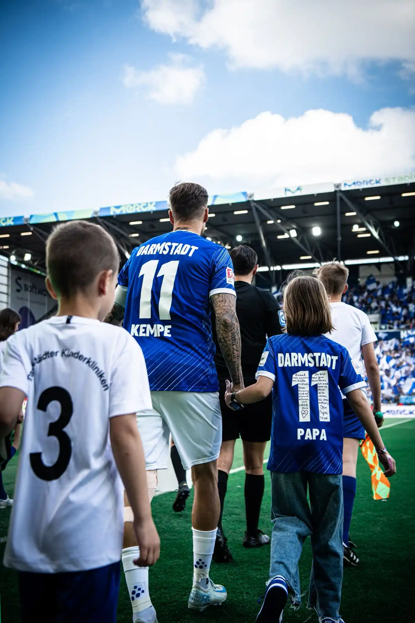 Image from SV Darmstadt 98: Mit der Kapitänsbinde am Arm und der eigenen Tochter an der Hand ein l...