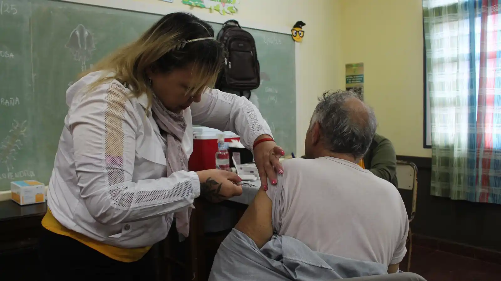 Image from Gobierno de Oberá: 💉_*¡Salud que llega al barrio!*_ 😄🏫 _¡En las escuelas 237 de B° No...