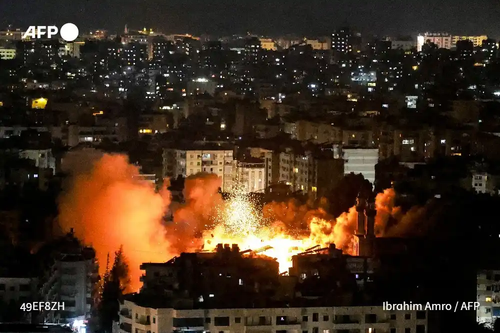 Image from AFP (Agence France-Presse): 1️⃣ Israël menace de continuer à frapper *Beyrouth* si le Liban ne dés...
