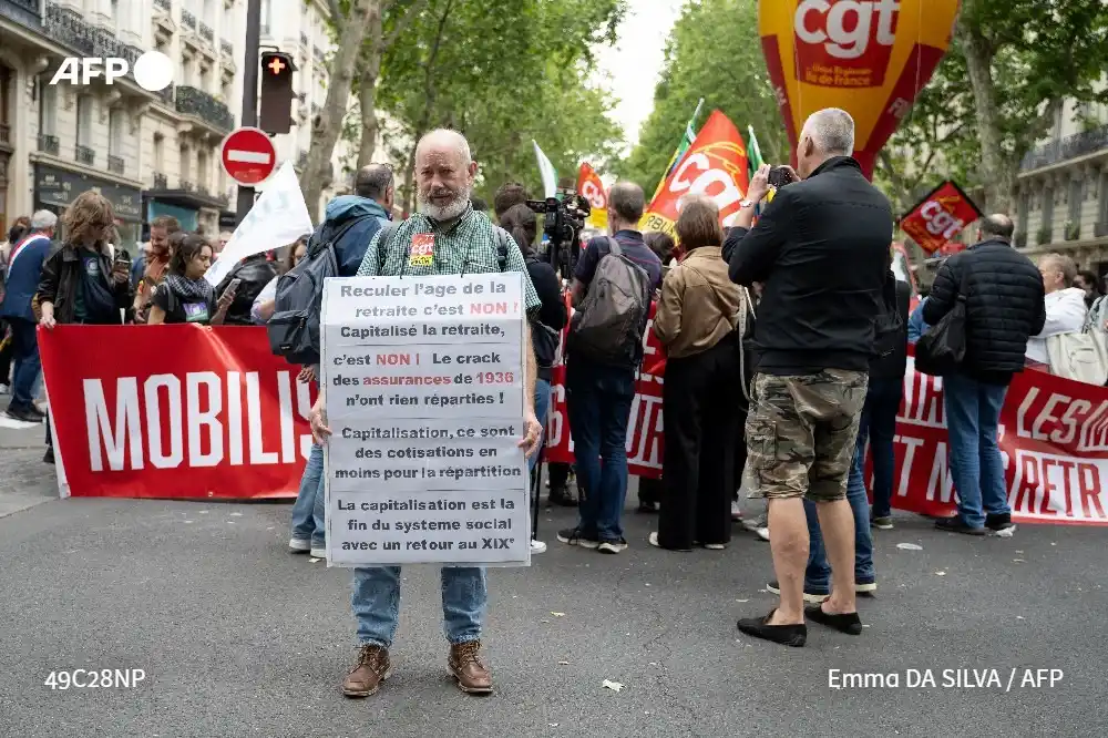 Image from AFP (Agence France-Presse): 1️⃣ *Réforme des retraites*: des *manifestations* se sont tenues dans ...