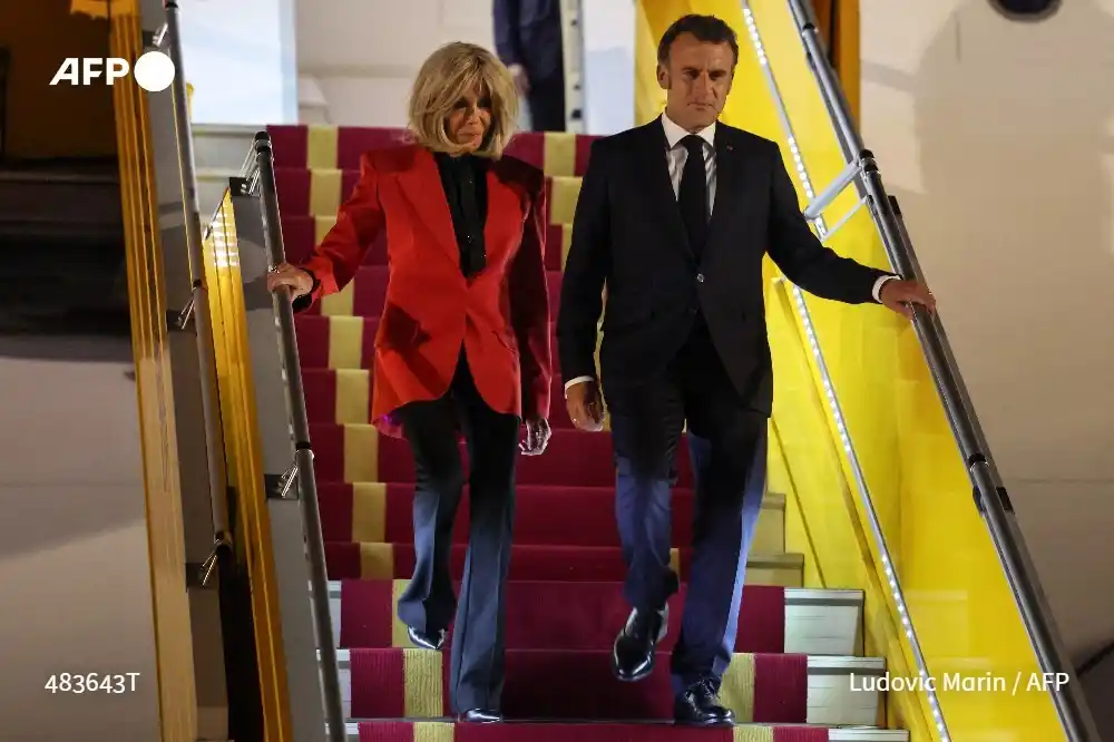 Image from AFP (Agence France-Presse): 3️⃣ "Chamaillerie", moment de "complicité" ou coup au visage ? *Emmanu...