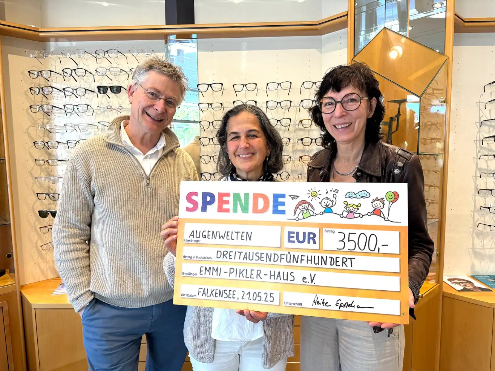 Image from Unser Havelland: *Augenwelten überreicht Spendenscheck 👓🕶️🥸🤓💶💰* Heike Eppelmann ...