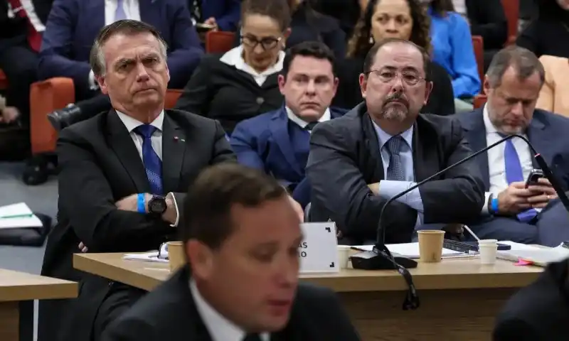 Image from Manaustime notícias: Defesa de Bolsonaro acusa Mauro Cid de mentir e agir com “memória sele...