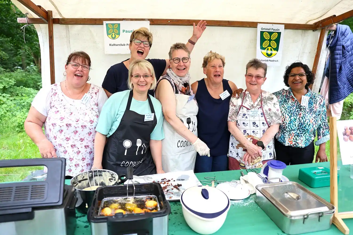 Image from Unser Havelland: *Erstes Kindertagsfest in Schönwalde-Glien* 🧒🏻🧒🏻🥳🎉😜🪇🪅🎊 Heut...