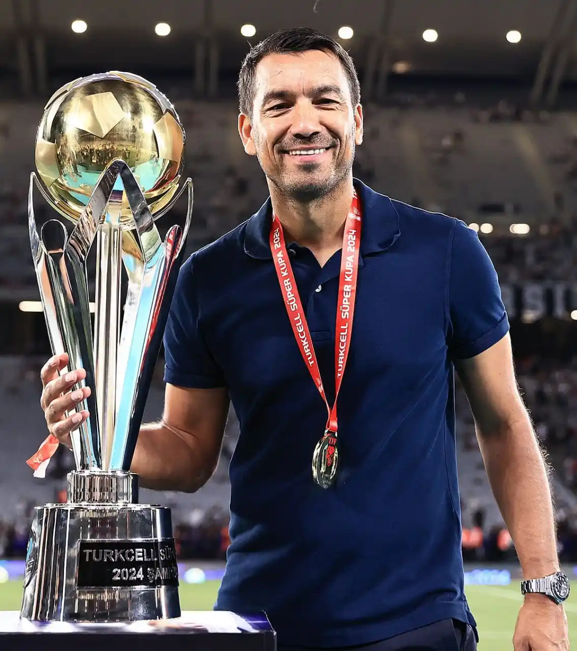 Image from SOCCER WORLD REVIEW: 🚨|🔱 *Mias, 12 Juni 2025 – Giovanni van Bronckhorst resmi bergabung d...