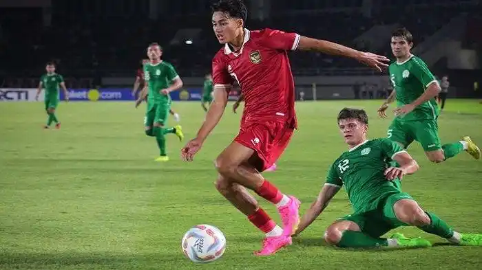 Image from SOCCER WORLD REVIEW: 🚨|🔱 *Mias, 13 Juni 2025 – Rafael Struick resmi menjadi pemain baru B...