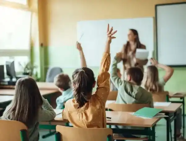 Image from Tendencias EL TIEMPO 👽😱❤💔💣: *Profesora usó ChatGPT para enseñarles a sus estudiantes cómo se verán...