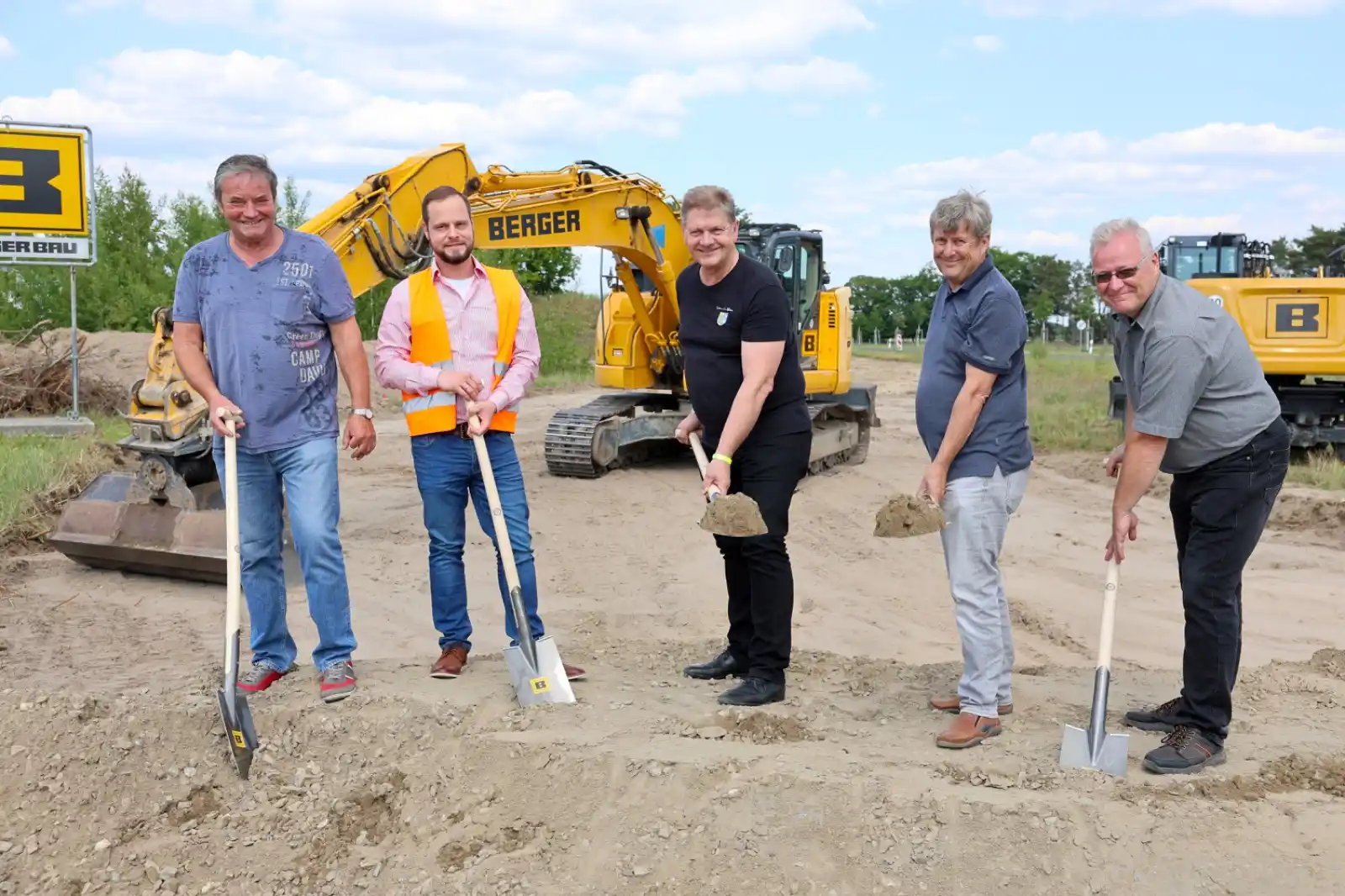 Image from Unser Havelland: *Spatenstich für neuen Kreisverkehr in Schönwalde-Dorf* 🏗️👷🏻♂️🚜🚧...
