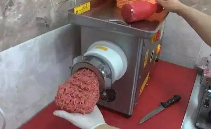 Image from Van Telgraf: Burdur’un Çavdır ilçesinde kurban eti çekerken elini kıyma makinesine ...