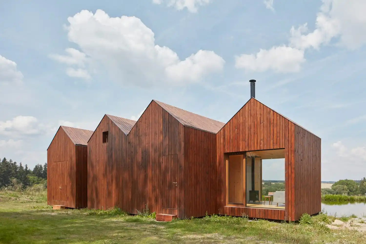 Image from Arquitectura y Diseño: *CASAS SINGULARES* ✨ 🔴 *Cabaña cerca del estanque, República Checa* ...