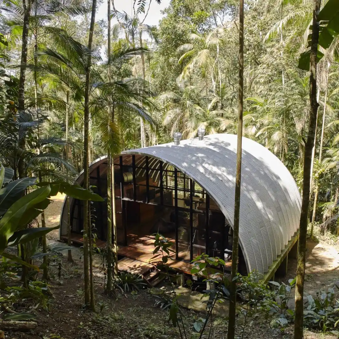Image from Arquitectura y Diseño: *CASAS SINGULARES* ✨ 🔴 *Casa Arca, Paraty* *Arquitectos:* Atelier M...