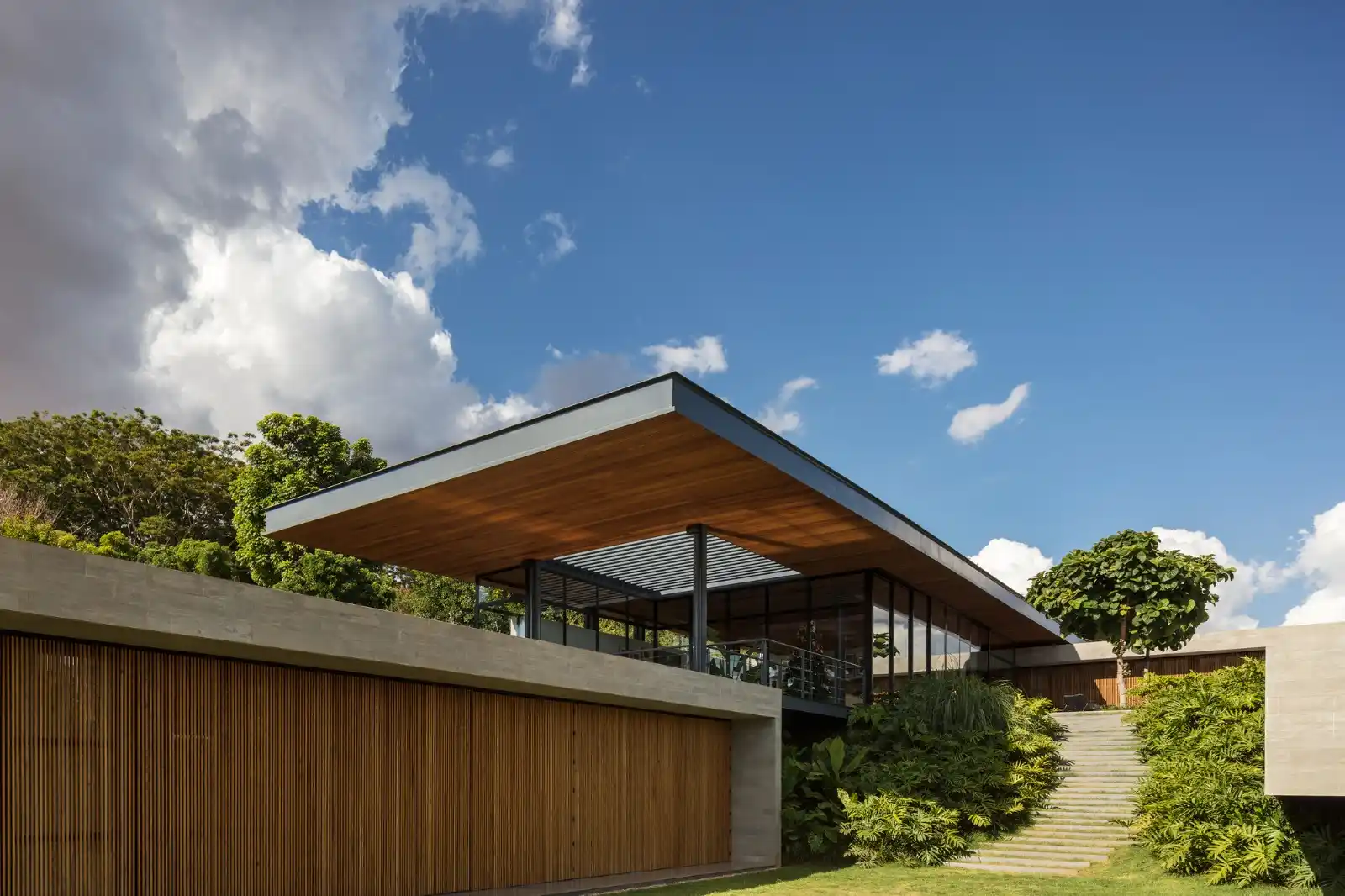 Image from Arquitectura y Diseño: *CASAS SINGULARES* ✨ 🔴 *Casa Ribeirão Preto, São Paulo* *Arquitecto...