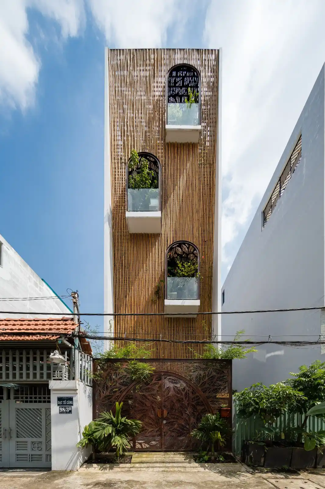 Image from Arquitectura y Diseño: *CASAS SINGULARES* ✨ 🔴 *Floating Nest, Saigón* *Arquitectos:* ateli...