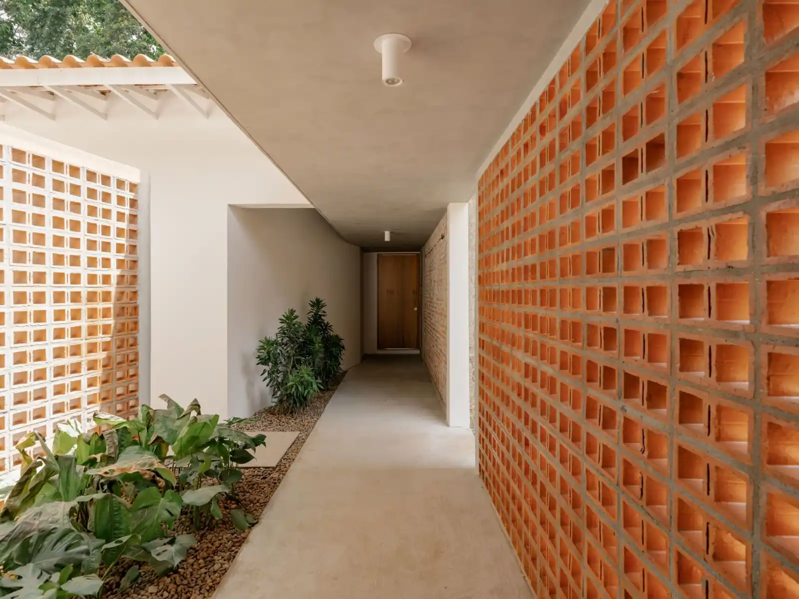 Image from Arquitectura y Diseño: *CASAS SINGULARES* ✨ 🔴 *House Next Door, Alto de Pinheiros* *Arquit...