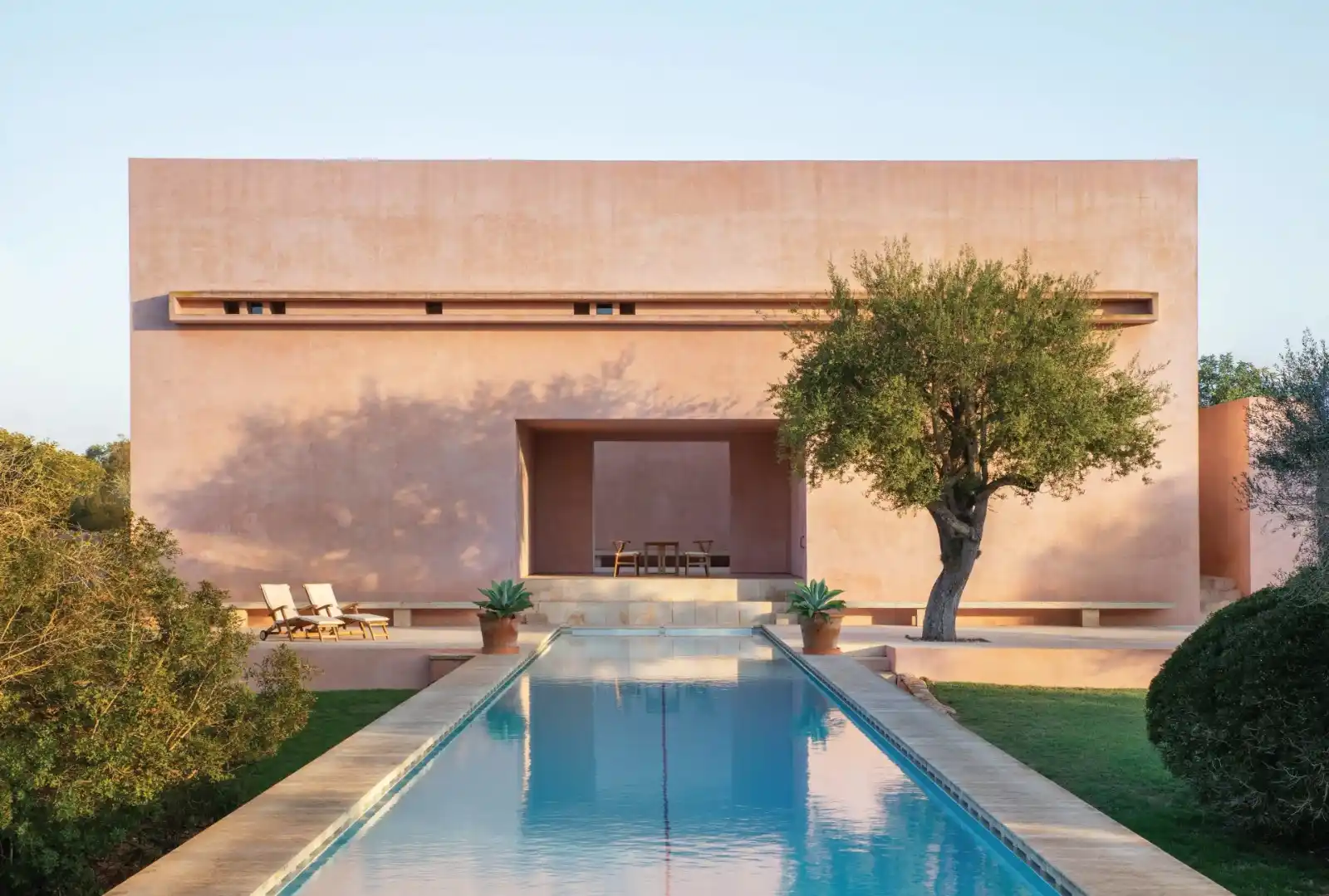 Image from Arquitectura y Diseño: *CASAS SINGULARES* ✨ 🔴 *Neuendorf House, Mallorca* *Arquitectos:* J...
