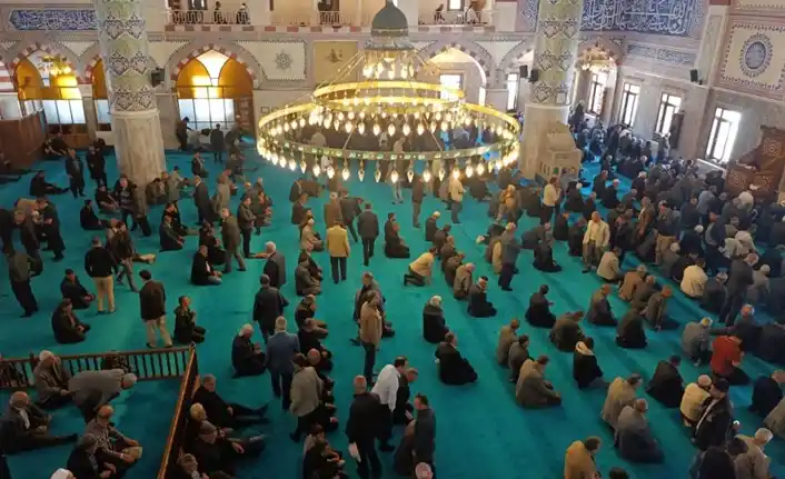 Image from Van Telgraf: Cuma namazı, hutbesiyle öğle namazından ayrılır ve toplumsal birlik aç...