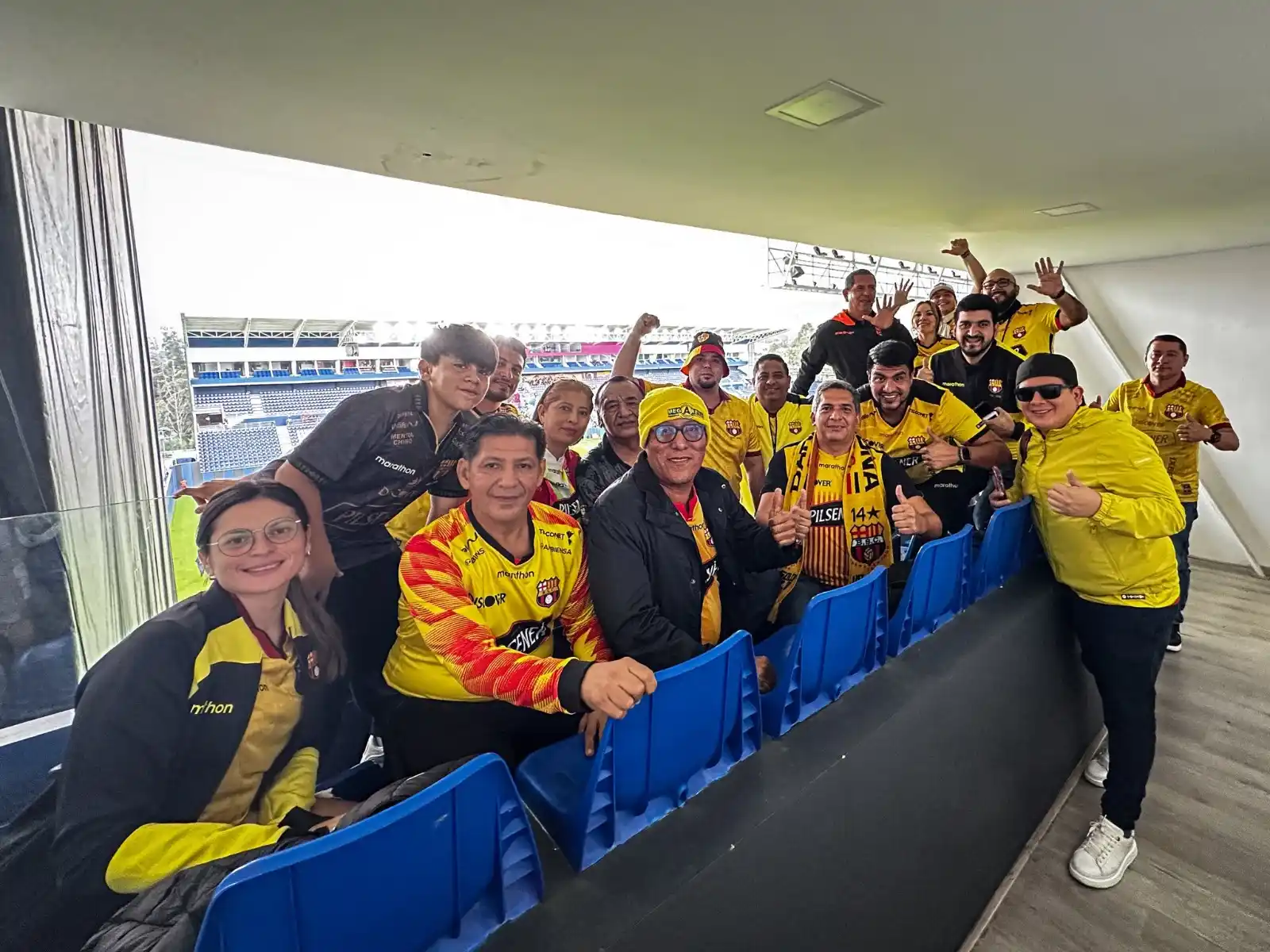 Image from SOCIOS BSC: Nunca jugarás solo. Vamos Ídolo ✊🏻💛 📍🏟️ Estadio IDV <a class="t...
