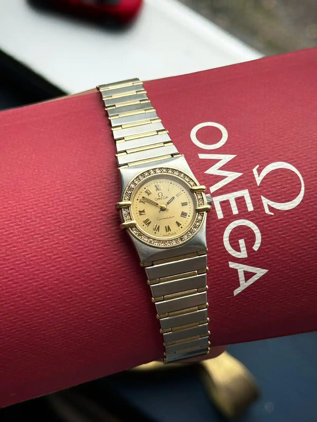 Image from Relojes Club Chile 🕰️: Omega Constellation Manhattan con bisel con 32 diamantes de fábrica 😮...