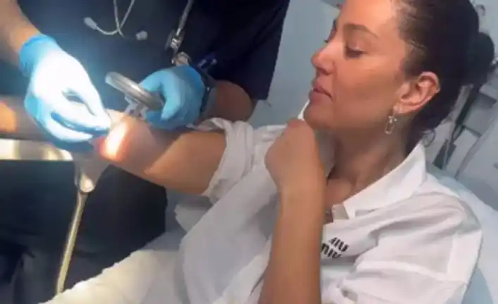 Image from Van Telgraf: Pelin Akil, konser sonrası koluna yapışan keneyi çıkarırken yaşadığı s...