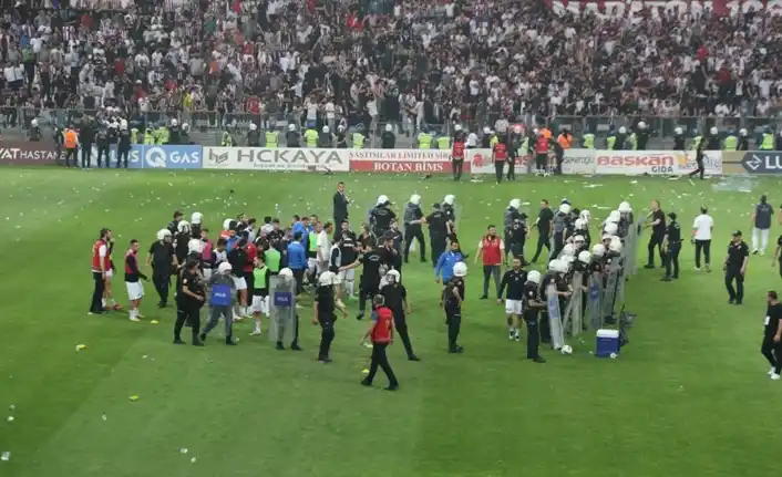 Image from Van Telgraf: TFF 2. Lig play-off rövanşında Elazığspor-Vanspor maçı, sahaya atılan ...
