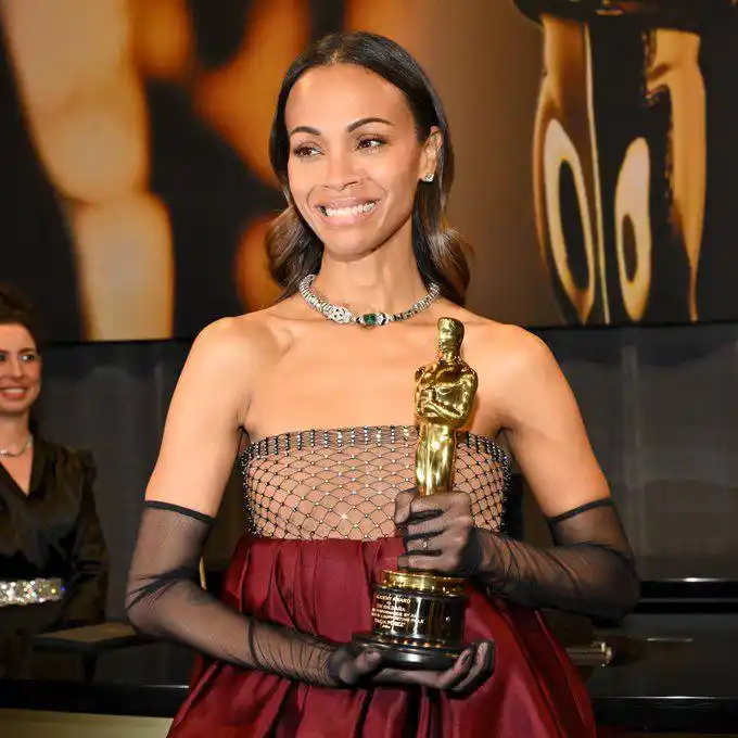 Image from Spotcine: *Zoe Saldaña revelou que sua estatueta do OSCARs possui gênero fluido....