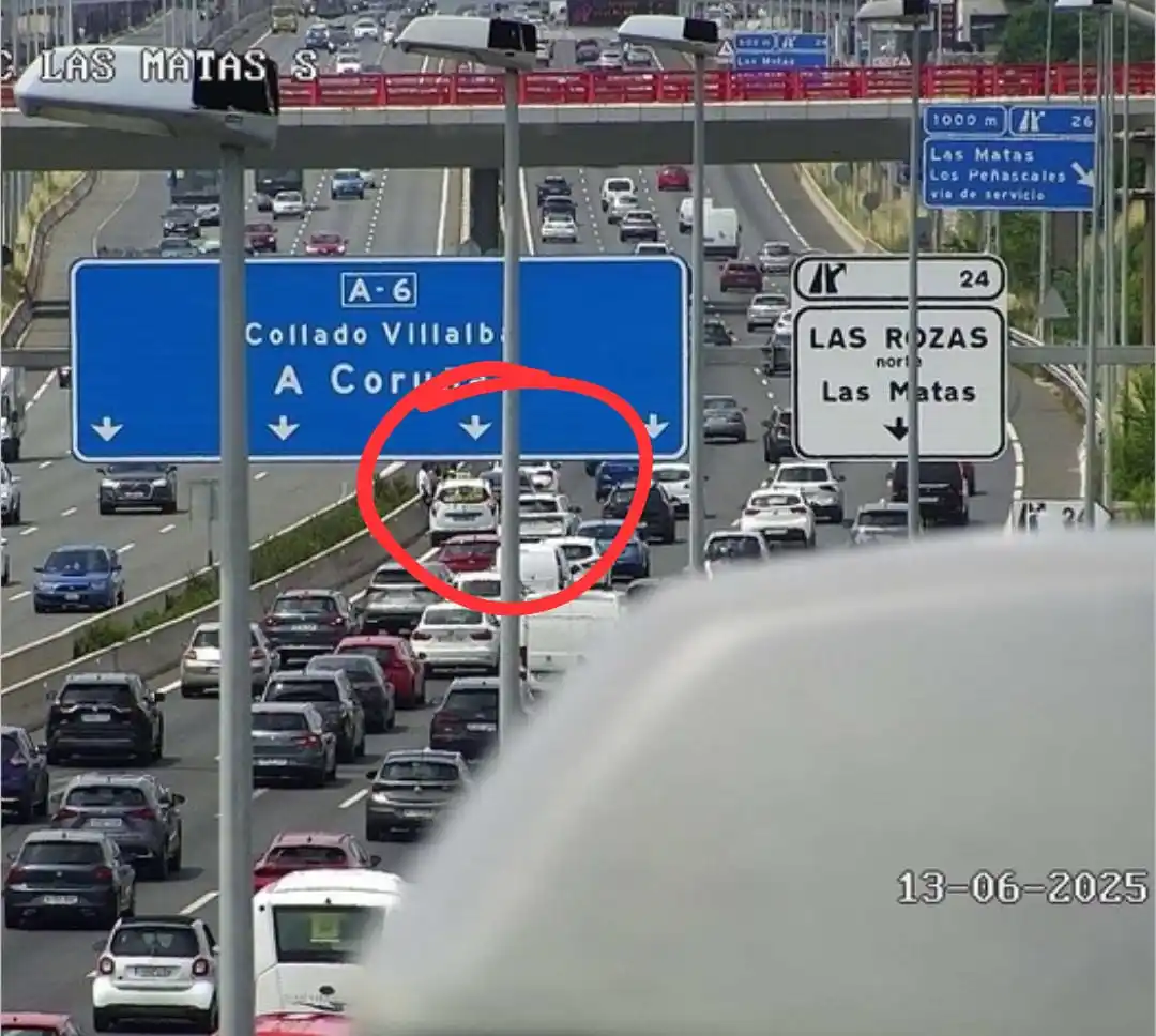 Image from DGT Eurotruckstar: A-6 km24 Sentido Coruña Carril izquierdo cortado por un accidente La...