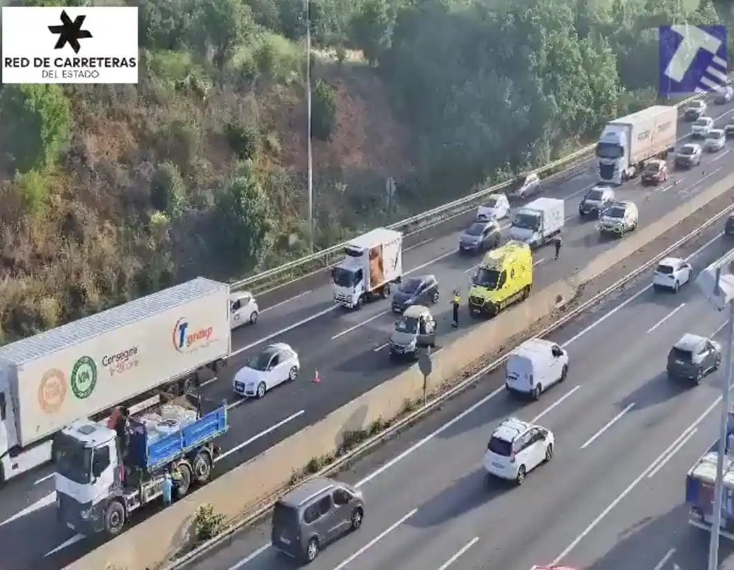Image from DGT Eurotruckstar: Accidente en Barberá del Vallès AP-7 km146 Sentido Tarragona Zona co...