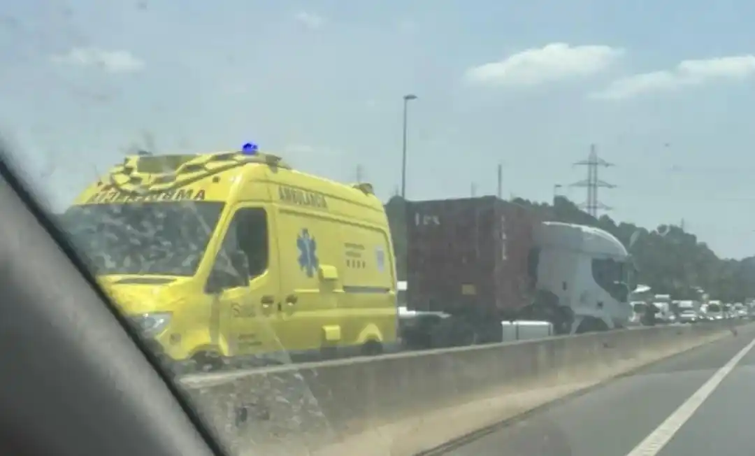 Image from DGT Eurotruckstar: Accidente en la A-2 km588 En Martorell antes de Abrera sentido Lleida...