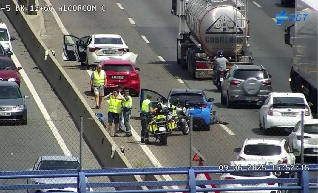 Image from DGT Eurotruckstar: Alcorcón A-5 km13 Sentido Madrid Accidente en el carril izquierdo ⚠️...