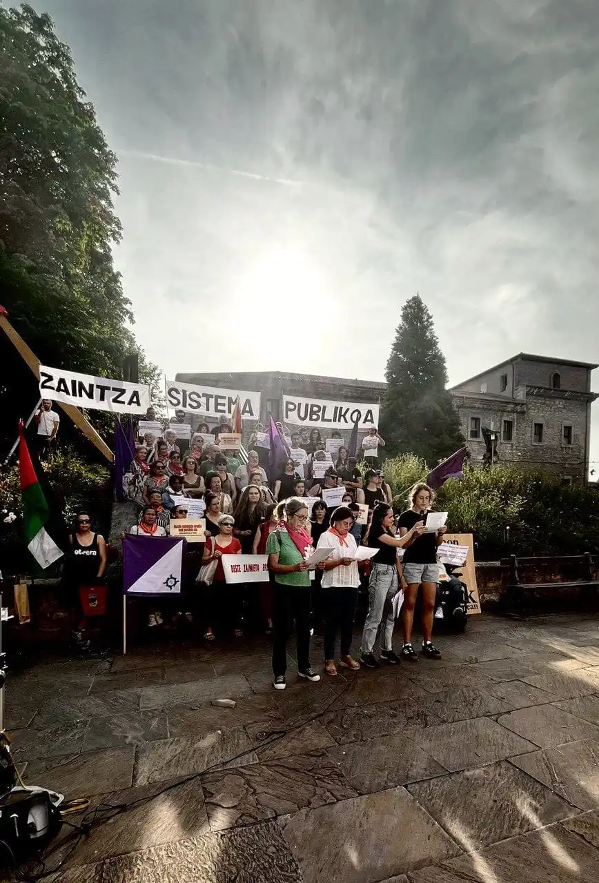 Image from Gasteizko Mugimendu Feminista: 📫👀 ARABAN ZAINTZA SISTEMA PUBLIKO ETA KOMUNITARIORAKO HERRI AKORDIOA...