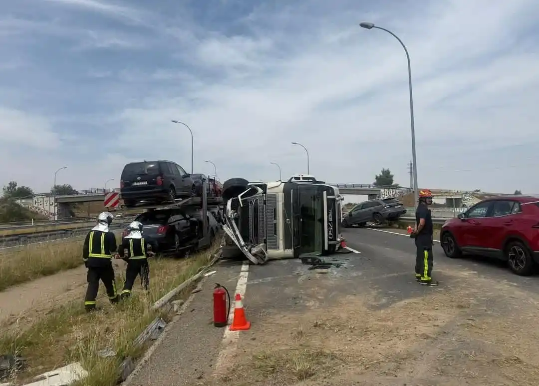 Image from DGT Eurotruckstar: Los Berrocales de Jarama M-50 km15 Camión volcado El conductor está b...