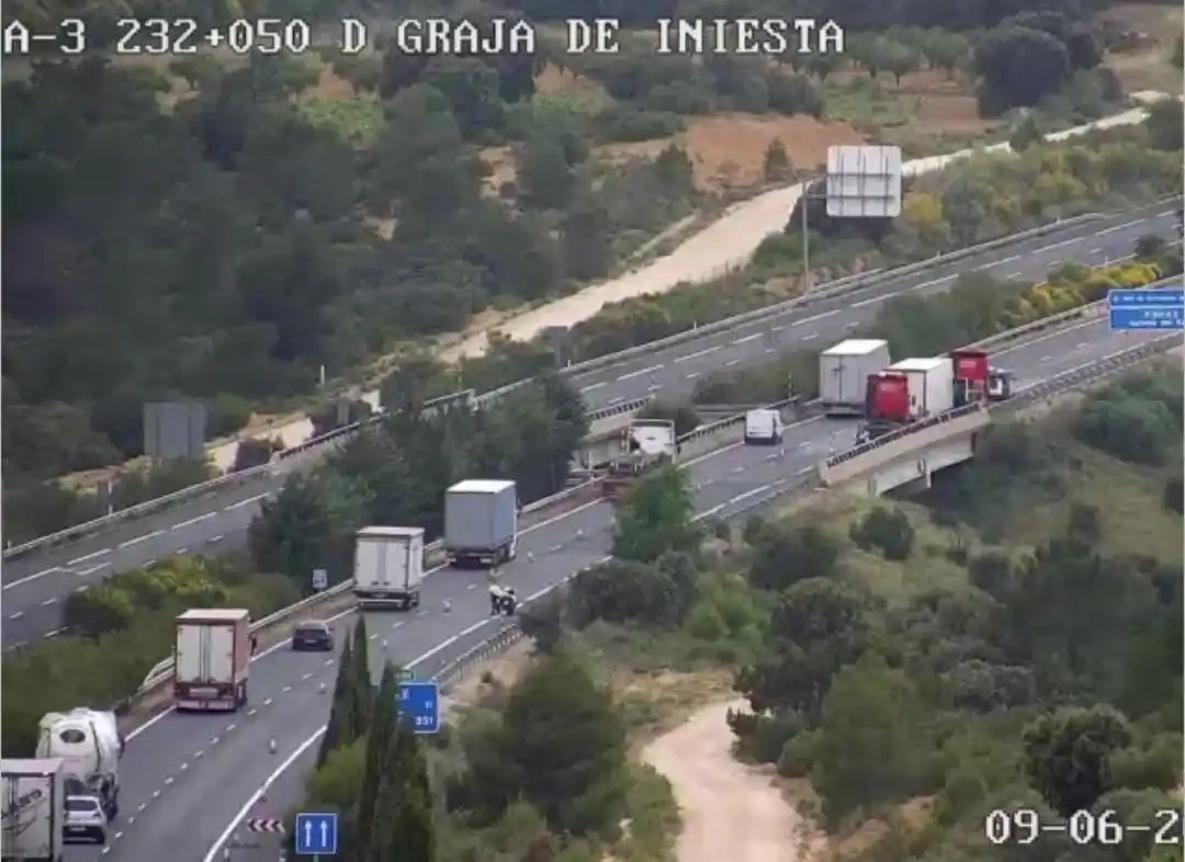 Image from DGT Eurotruckstar: Operario de grúa arrollado por un camión mientras atendía un vehículo ...