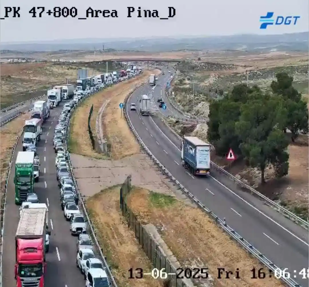 Image from DGT Eurotruckstar: Pina de Ebro AP-2 km49 Sentido Lleida/Barcelona Tráfico parado por u...