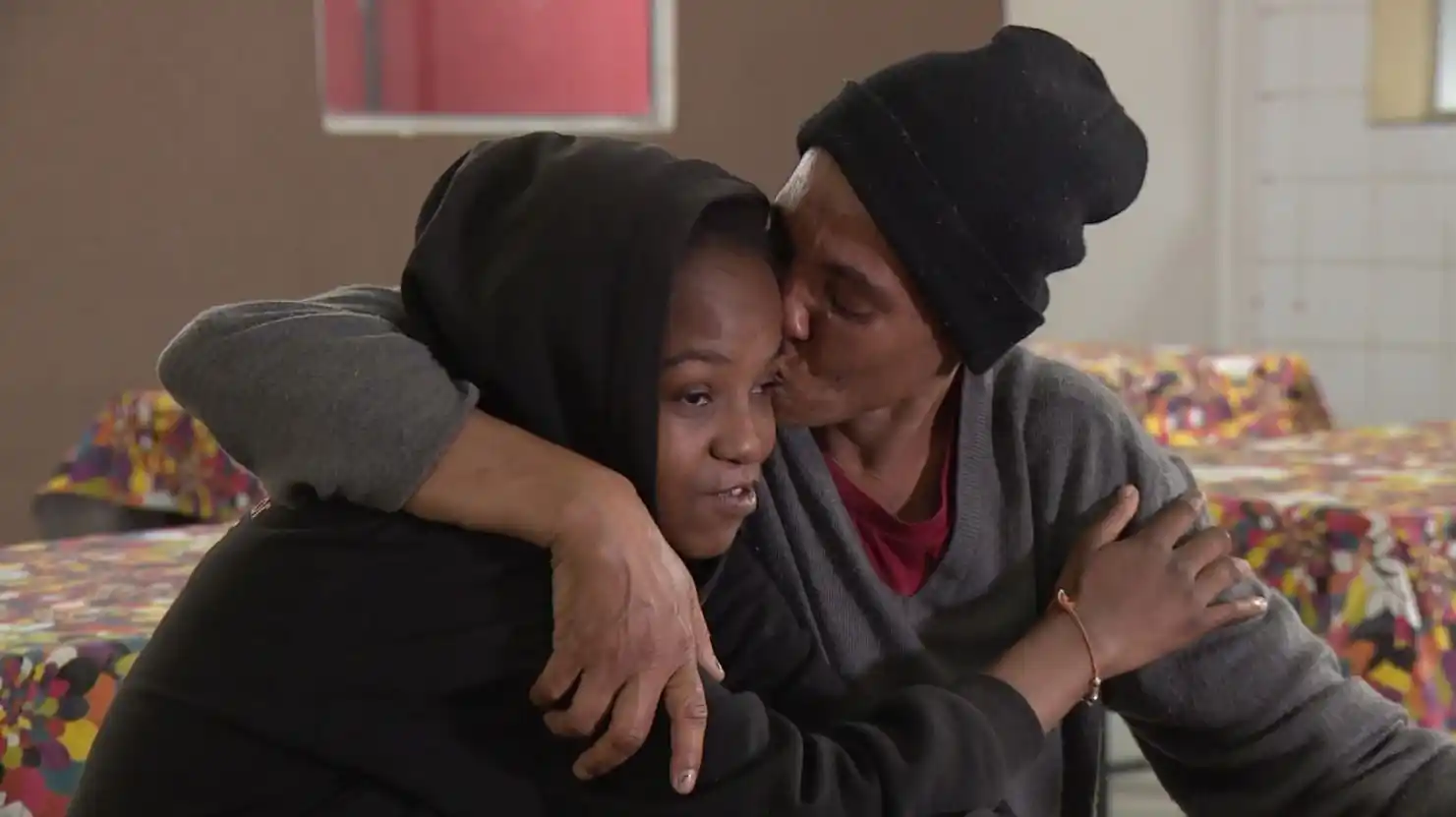 Image from g1: Separadas por 20 anos, mulheres em situação de rua criam amizade sem s...