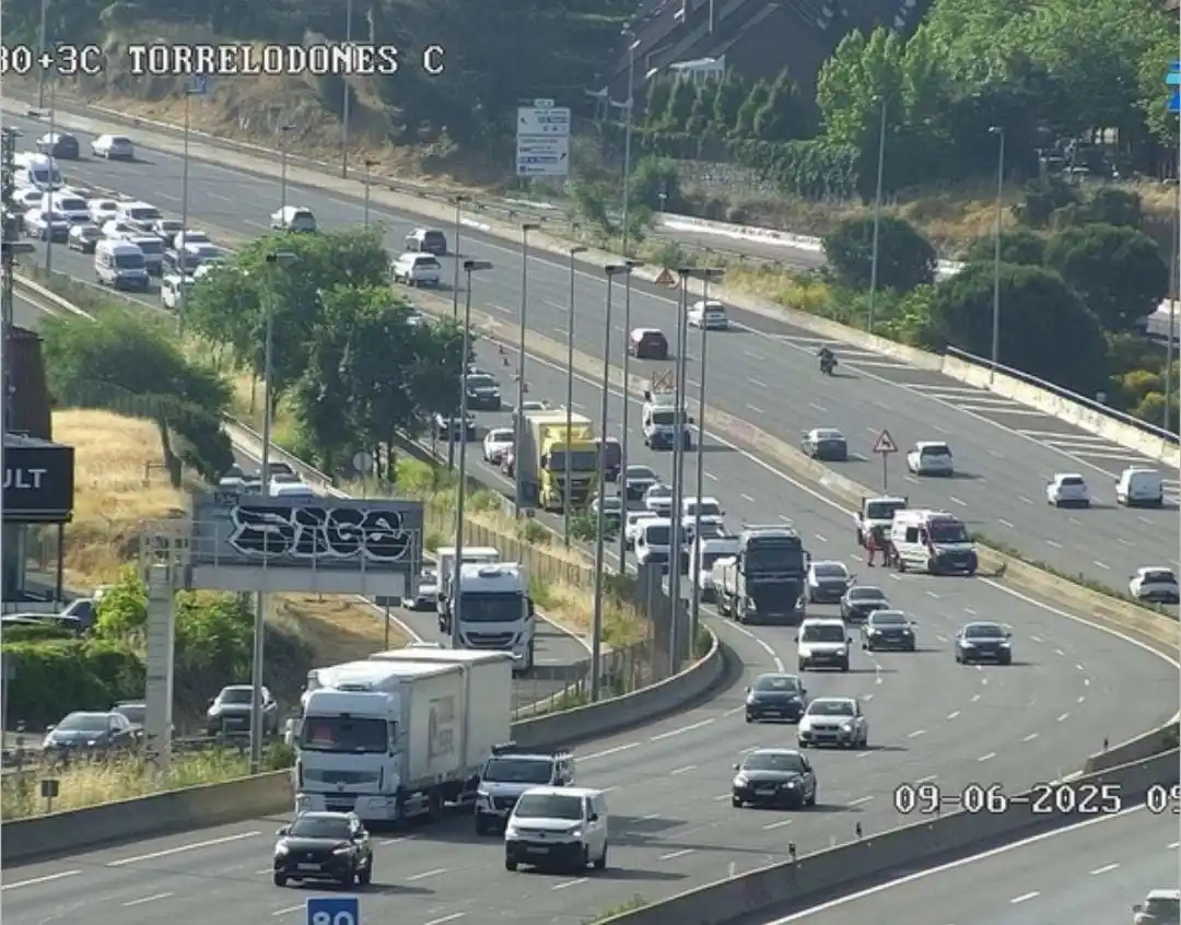 Image from DGT Eurotruckstar: Torrelodones A-6 km29 Sentido Coruña Carril izquierdo cortado por un...