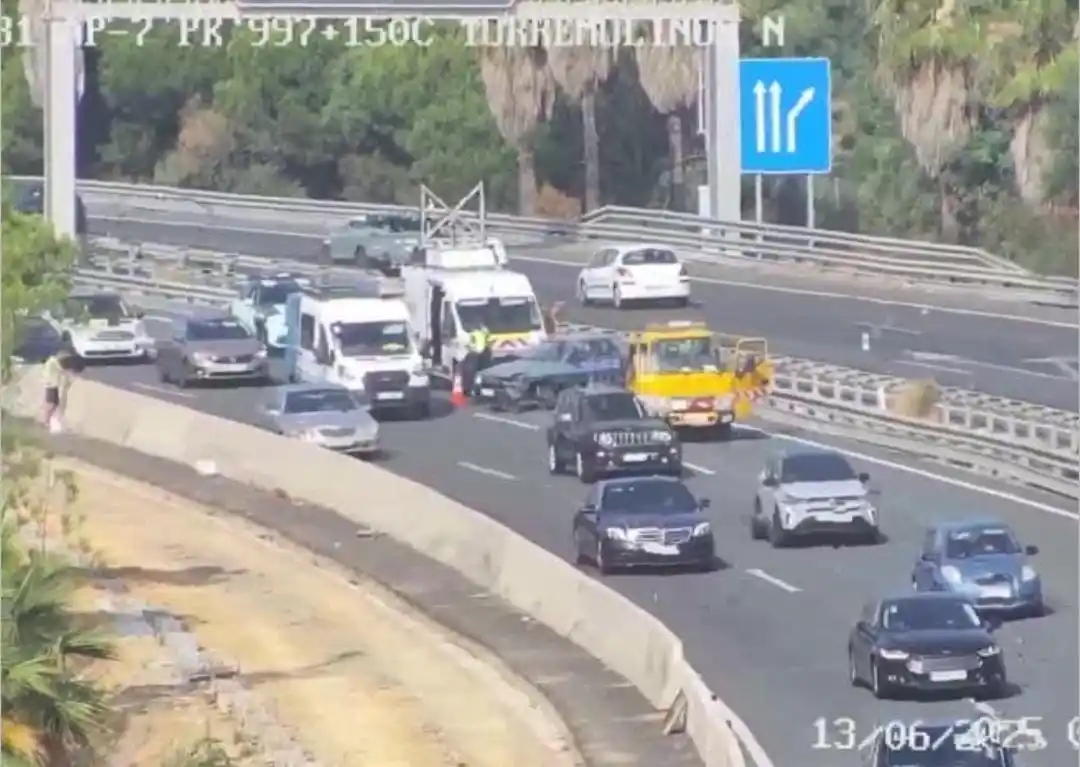 Image from DGT Eurotruckstar: Torremolinos AP-7 km228 Sentido Málaga Carril izquierdo cortado por ...