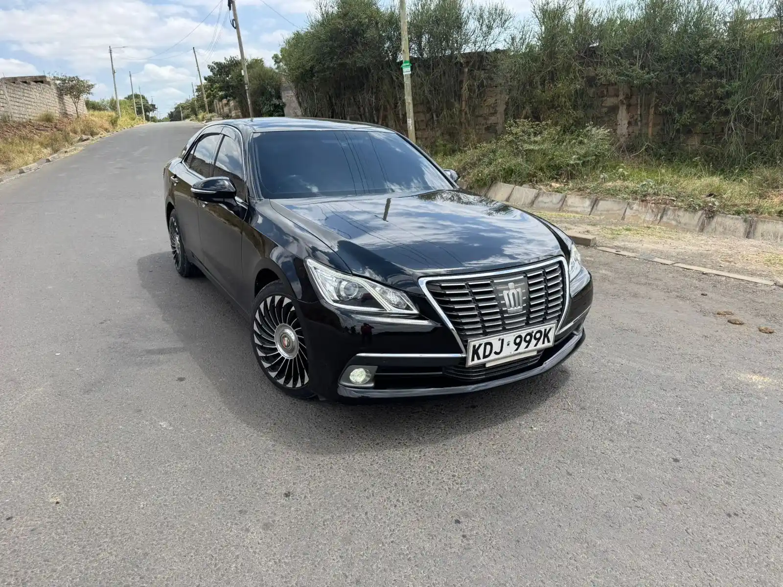 Image from Mwendwaa(The Car Sales Man): *Toyota crown royal* *Yom 2016* *Features* Fuel type: petrol Engine s...