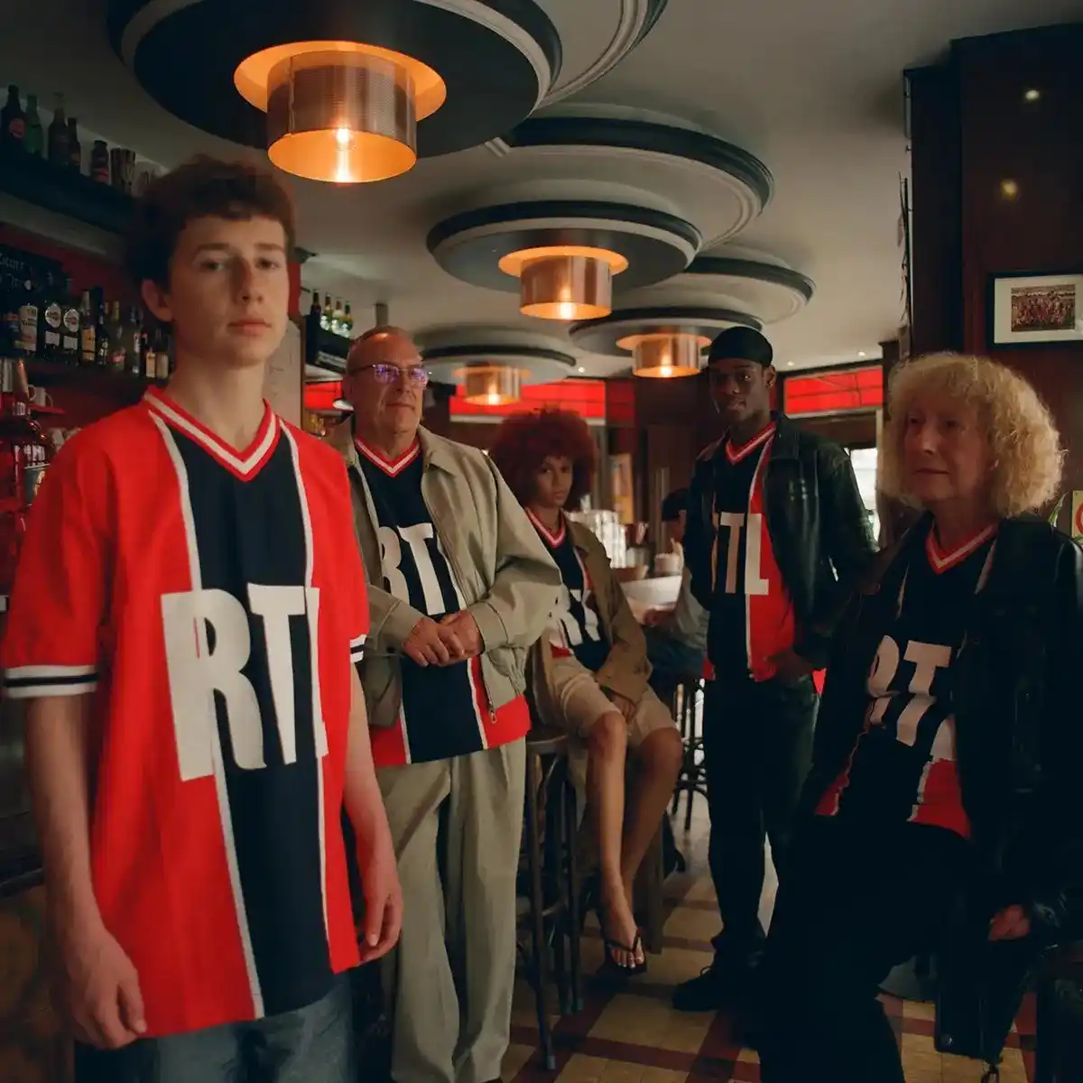 Image from ESSENTIAL HOMME: Le maillot rouge RTL de 1975 du PSG resurgit aujourd’hui comme un véri...