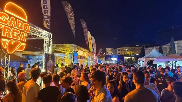 Image from Cope Lorca y Águilas: 🍔Lleno total en el festival de la hamburguesa en <a class="text-blue-...