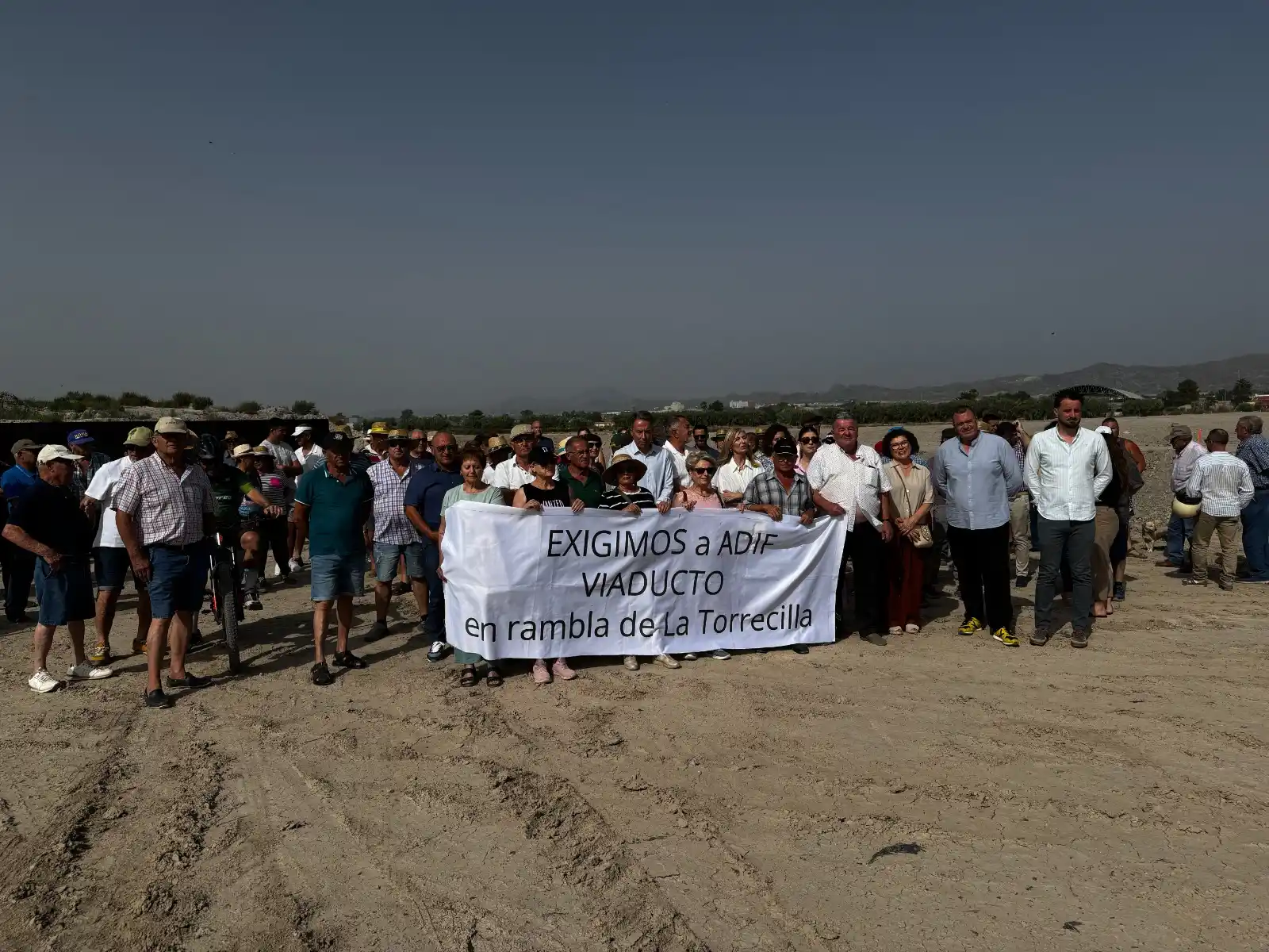 Image from Cope Lorca y Águilas: 🚆Los políticos se suman a los vecinos de <a class="text-blue-500 hove...