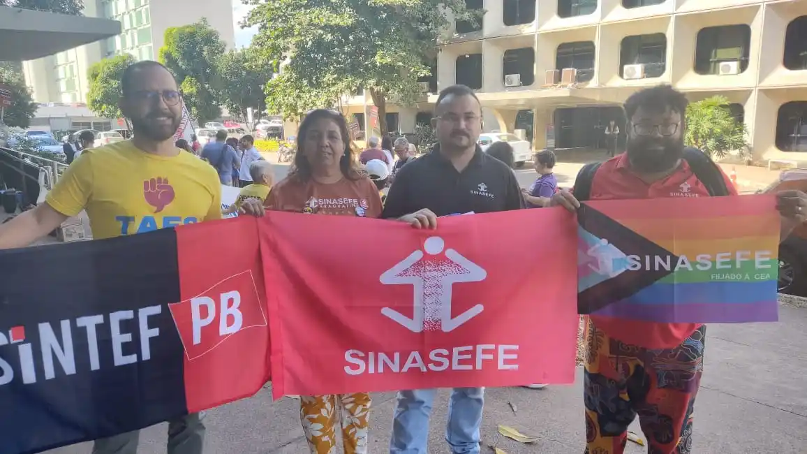 Image from SINASEFE Notícias: 🛡️ *Defesa dos Serviços Públicos* 🚩 ✊ Acontece na tarde desta quint...