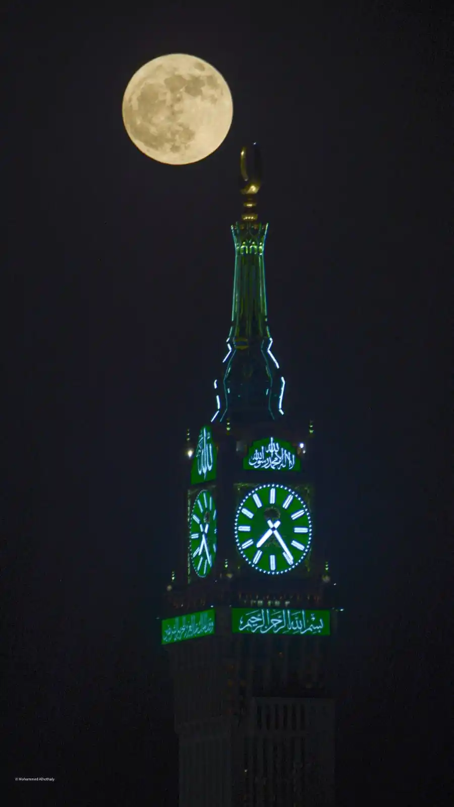 Image from SAUDI NEWS FR أخبار السعودية باللغة الفرنسية: 🌕🕋 | La pleine Lune au-dessus de la mosquée sacrée de Makkah. 📸...