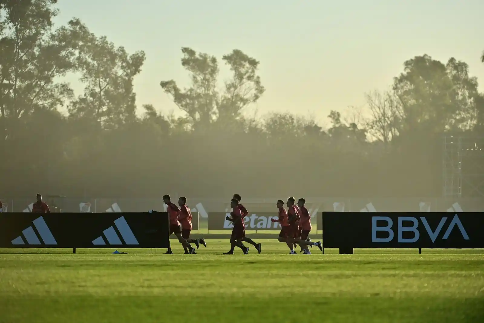 Image from Lea Vaquila - Periodismo River Plate 🐔: Próximo entrenamiento del plantel de River: 🗓️ Miércoles a las 17, ...