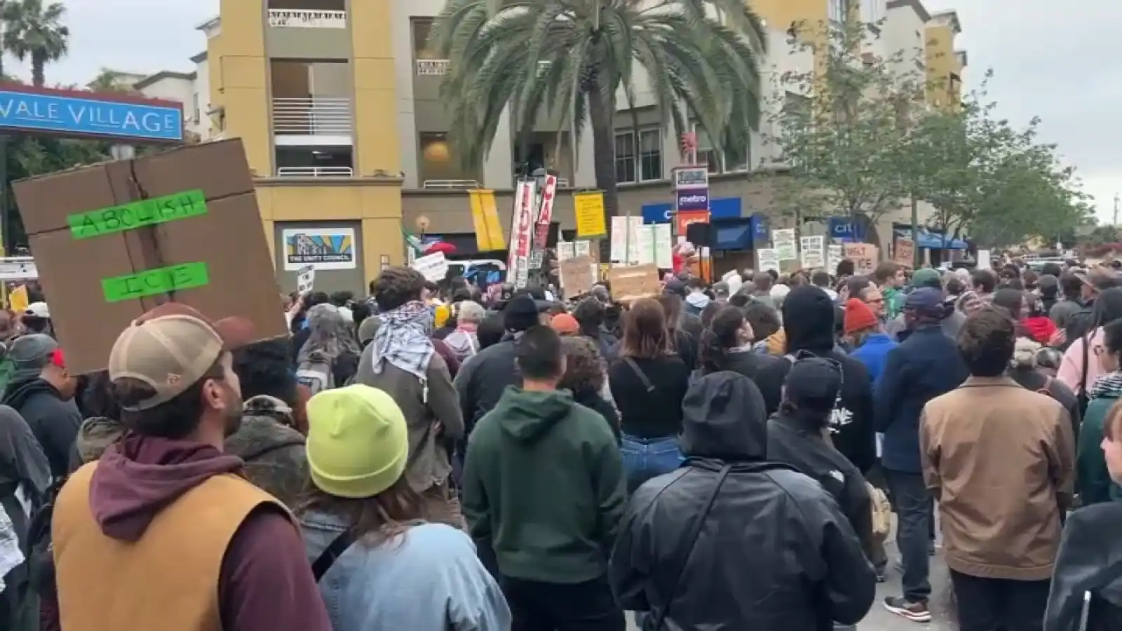 Image from Telemundo 48 Área de la Bahía: Cientos de personas acudieron a una vigilia para demostrar su apoyo ha...