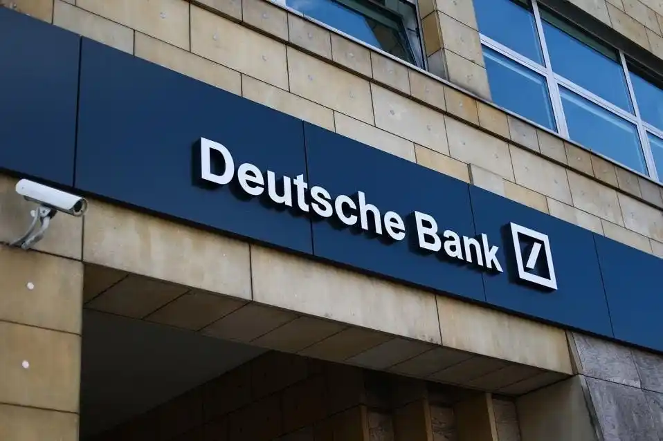 Image from ReussirCrypto: *DES STABLECOINS À LA DEUTSCHE BANK ? 🏦 LA PLUS GRANDE BANQUE D’ALLEM...
